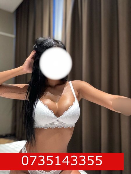 Ana, 19 ani, fac doar deplasari.